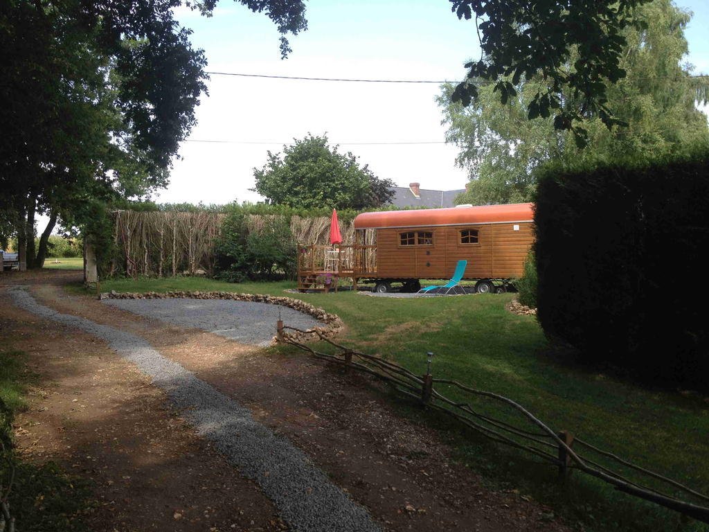 Roulotte Du Petit Bois Villa Theillement Exterior photo